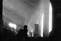 Polacy w ruinach zdobytego klasztoru 18 maja